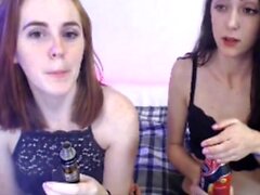 Chicas lesbianas jugando y comiendo coño en la cámara