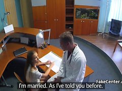 Doktor betrügt seiner Ehefrau mit Krankenschwester