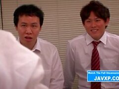 Kaunis japanilainen MILF perseestä schoolboys