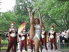 L'étudiante souple majorette GF !