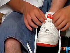 Twink bandido Lil B adora pés por masturbando grande galo