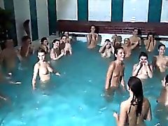 Aficionados pareja de adolescentes sexo por primera vez dentro del agua o la outsi
