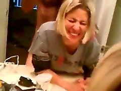 Mulher loira ficando anal dentro do banheiro