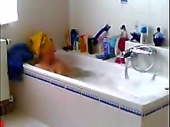 Espiado mi mamá, afeitando su sexo en el baño