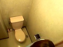 Fille japonaise aux gros seins se fait baiser dans les toilettes de bureau