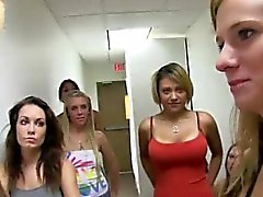 Gruppo nudi amateur lesbo nelle partite sorority