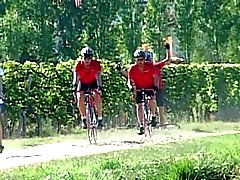 Брюнетка , двойного проникновения за 2 велосипедистами На открытом воздухе