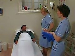 Zwei britischen Krankenschwestern Seife die Schnauze und Schraube einer Lucky Guy