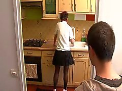 Masturbating en la cocina con el su madre no la BVR
