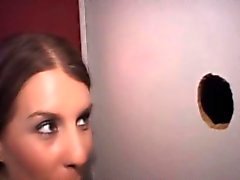 La mujer puta verdadero engulle al gloryhole