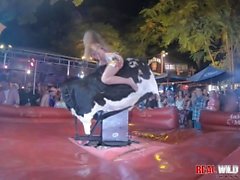 Sluts Nue Bull Riding Au Flash Fest 2018 Sauvage Et Incontrôlable