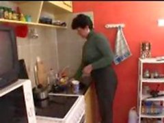 Mamá e hijo en la cocina de