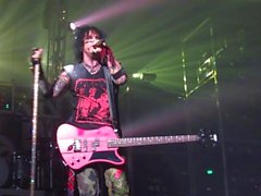 Nikki Sixx katkaisee se pois väkijoukon . greenville , ihon alle