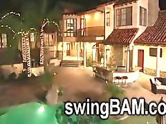 Algunos parejas swingers tratan de vivir juntas todo en el mismo casa durante reality show de