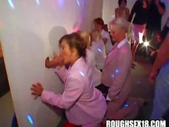 Vogliose succhiare rubinetti di gloryhole ad una festa di