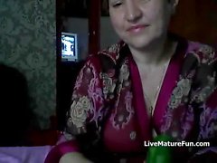 Горячая русская зрелая мама Елена играет на скайпе