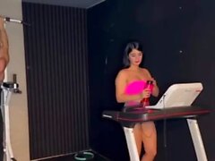 Chica tetona y cachonda traga una gran polla en el gimnasio - Amanda