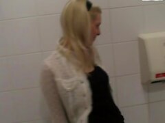 WTF Pass - Kamila - Scène de sexe public DP dans les toilettes