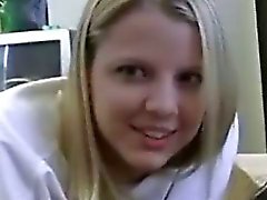 Las tiras Blonde babe aficionados de sex tape caseros