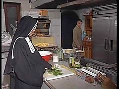 Saksan nunna perseeseen keittiössä