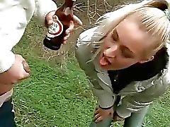 Typen fucking und pissen auf dunkelblond