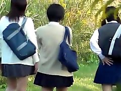 Asian teens fick syn på pissade