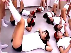 Colegialas en vestido de Entrenamiento Ganar Ejercita de 2 de ellas jodida por Individuo En el suelo en un Aula