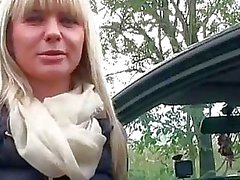 Sexig tjeckiska flicka baksätet körd för kontanter