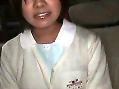 Teen timide asiatiques enfant donne masturbation et la pipe dans un véhicule
