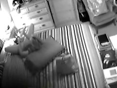 Kinky marido capturado masturbándose en spycam que estaba oculto