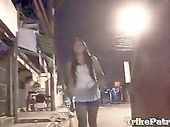 Prostituée philippines suce une bite moyenne et se fait chat en crème