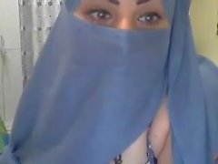 Güzel Hijabi Lady kamerası gösterisi