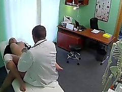 Doctor explosiones los pacientes rubio atractivo de hospitalaria falsificación