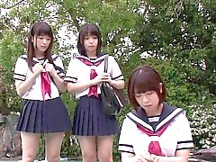 Écolières japonaises menues l'amour à trois voies