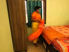 Uusi intialainen Bhabhi valmis nauramaan makuuhuoneessa