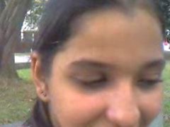 Indiano garota suga galo ao ar livre
