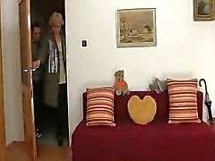 Granny blonds saute sur le jeune mâle