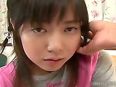 Recht asiatische Schulmädchen bekommt eine Warm