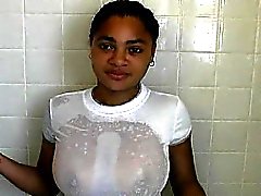 Adolescente 18yr feminina pequena antigo seios grandes branco que toma um chuveiro