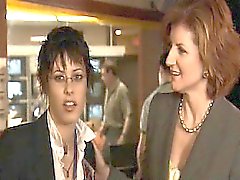 Sarah Shahi lesbische küßt Katharina Moennig leidenschaftlich