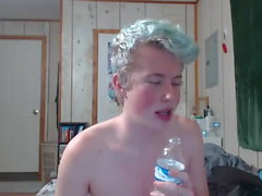 blå haired twink spelar på cam