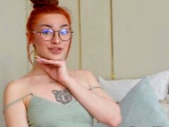 Femme rousse se frotte passionnément la chatte