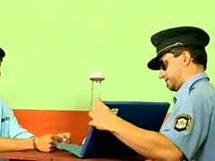 Uniformerad homosexuell polis knullad av bedårande latino twink
