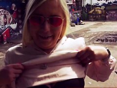 Public piscando sexdate com vagabunda de rua loira em Berlim