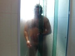 Me toma la ducha y masturbándose