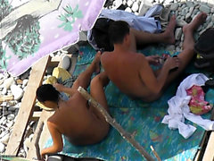 amantes desnudos atrapados en las levas de playa