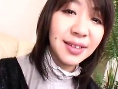 Asian Teen in Nylons zeigt ihre Titten und schönen Arsch zu bekommen