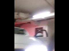 Jolie fille seins ayant la masturbation à l'intérieur du parking partie 1