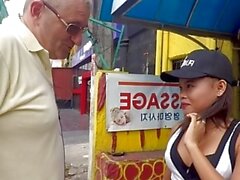Amateur asiatisches Küken Krizta wird mit einem versauten alten Ausländer intim