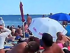 Échangistes amuser à l'extérieur accéder à une plage